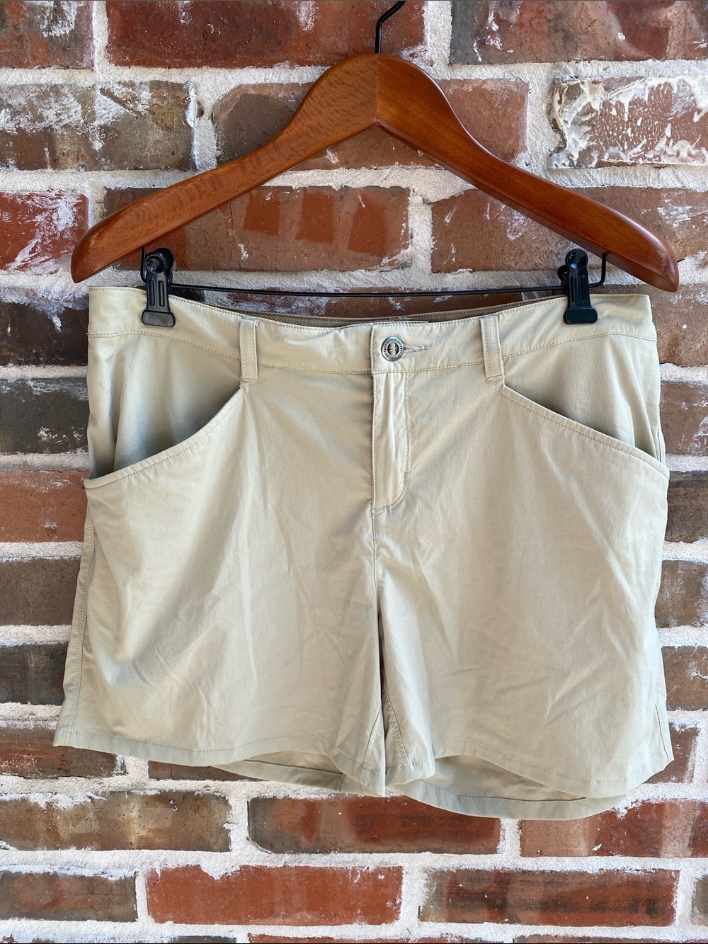 Patagonia Beige/Tan Flat Front Hiking  Shorts Size 12